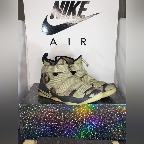 5Y-Nike Lebron James Soldier XI CAMO Sneakers